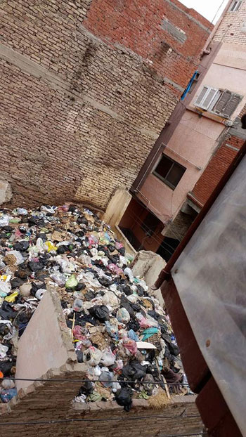 القمامة تحاصر كتلة سكنية فى شارع البداروة بكفر الشيخ (3)