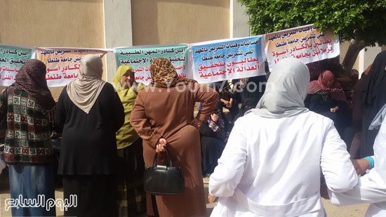اعتصام العاملين بالمعهد الفنى الصحى للتمريض بطنطا (1)