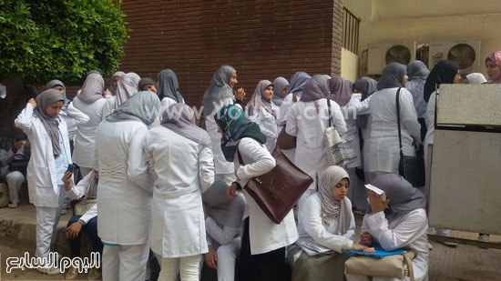 اعتصام العاملين بالمعهد الفنى الصحى للتمريض بطنطا (2)