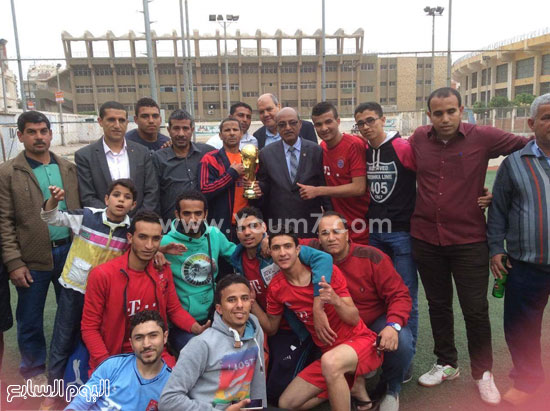 رئيس الاتحاد العام لمراكز شباب قرى الجمهورية يسلم كأس البطولة  (1)