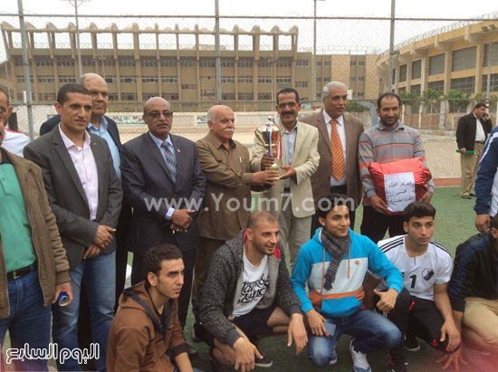 رئيس الاتحاد العام لمراكز شباب قرى الجمهورية يسلم كأس البطولة  (2)