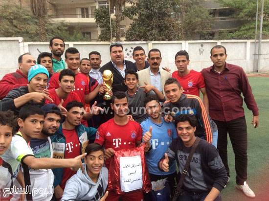 رئيس الاتحاد العام لمراكز شباب قرى الجمهورية يسلم كأس البطولة  (3)