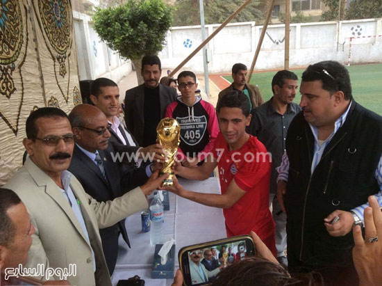 رئيس الاتحاد العام لمراكز شباب قرى الجمهورية يسلم كأس البطولة  (4)