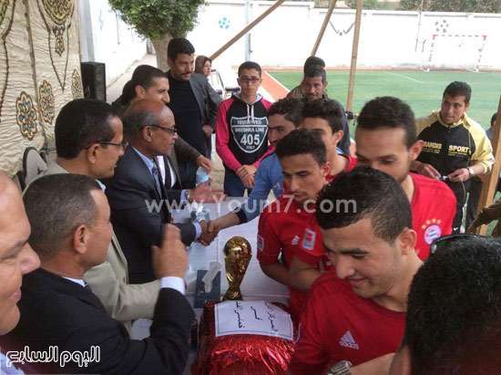 رئيس الاتحاد العام لمراكز شباب قرى الجمهورية يسلم كأس البطولة  (5)