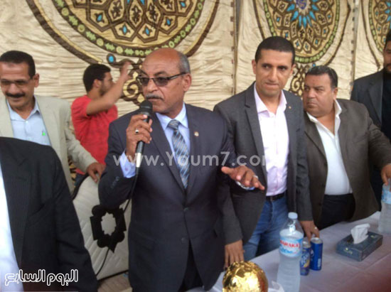 رئيس الاتحاد العام لمراكز شباب قرى الجمهورية يسلم كأس البطولة  (6)