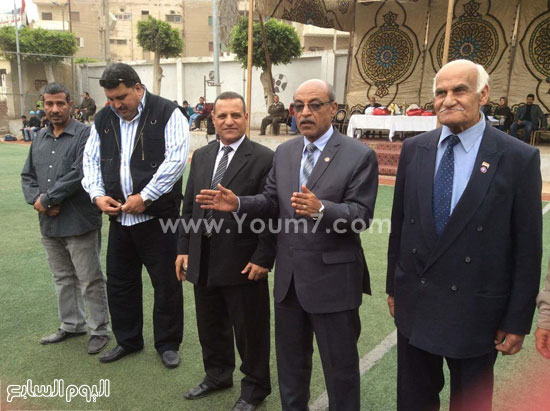 رئيس الاتحاد العام لمراكز شباب قرى الجمهورية يسلم كأس البطولة  (7)