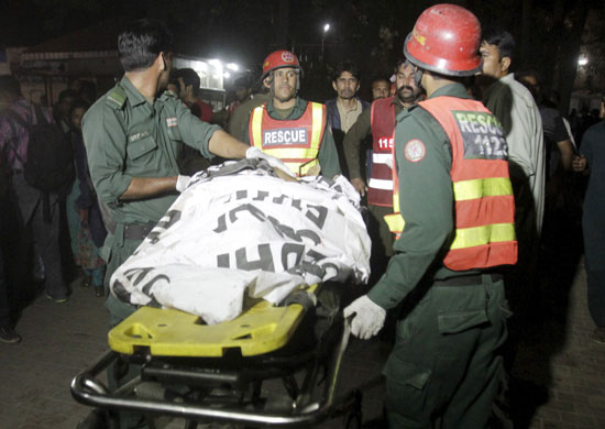 الهجوم-الانتحارى-بمدينة-لاهور-الباكستانية-(3)