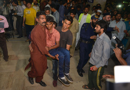 الهجوم-الانتحارى-بمدينة-لاهور-الباكستانية-(17)