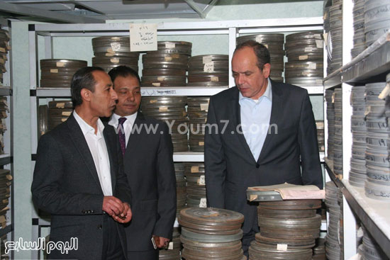 عصام الأمير يزور مكتبة التليفزيون مع مجدى لاشين (2)
