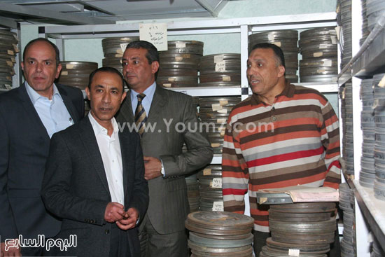 عصام الأمير يزور مكتبة التليفزيون مع مجدى لاشين (4)