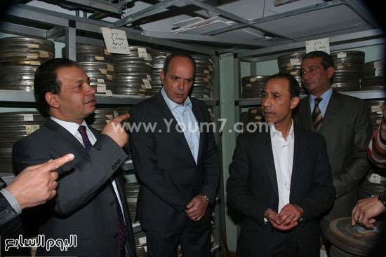 عصام الأمير يزور مكتبة التليفزيون مع مجدى لاشين (5)
