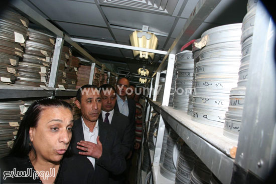 عصام الأمير يزور مكتبة التليفزيون مع مجدى لاشين (6)