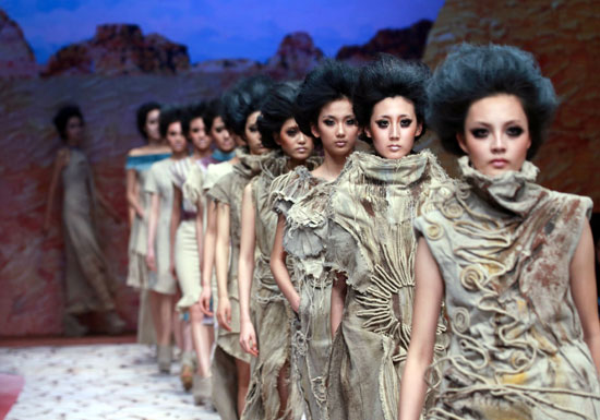 اسبوع الموضه فى الصين عرض ازياء زى فرعونى ملابس فرعونية (1)