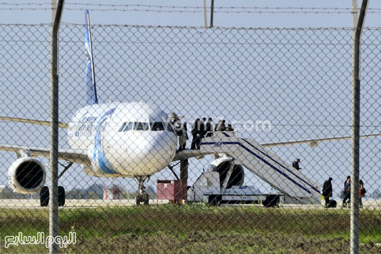 ركاب طائرة مصر للطيران المخطوفة فى قبرص (1)