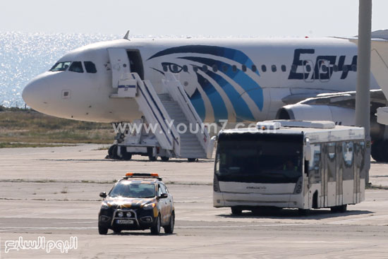 ركاب طائرة مصر للطيران المخطوفة فى قبرص (13)