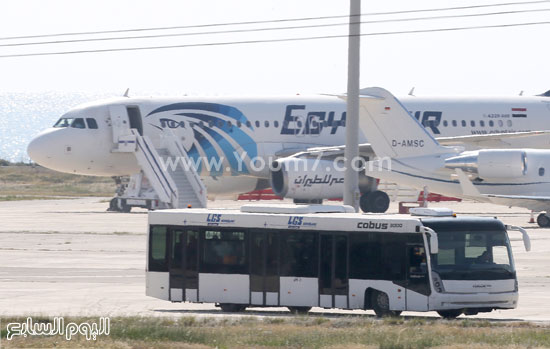 ركاب طائرة مصر للطيران المخطوفة فى قبرص (15)