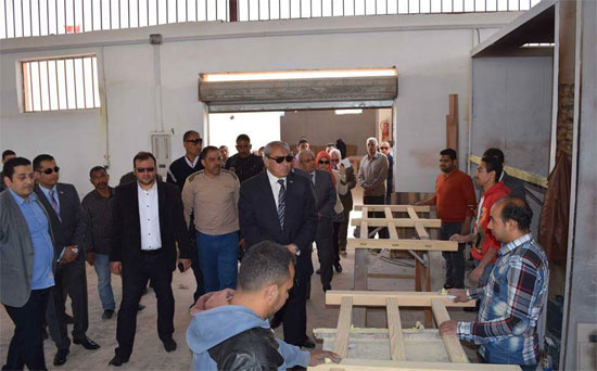 محافظ المنيا يفتتح مصنعاً للأثاث الخشبى وملعب مفتوح ضمن احتفالات العيد القومى (2)