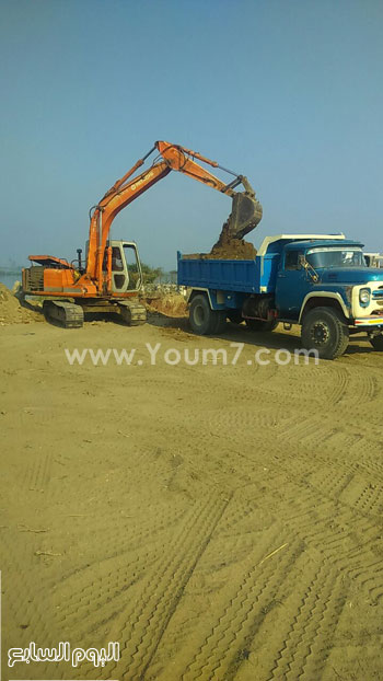إزالة تعديات على نهر النيل بمساحة 10 آلاف م3 بمدينة الصف بالجيزة (5)