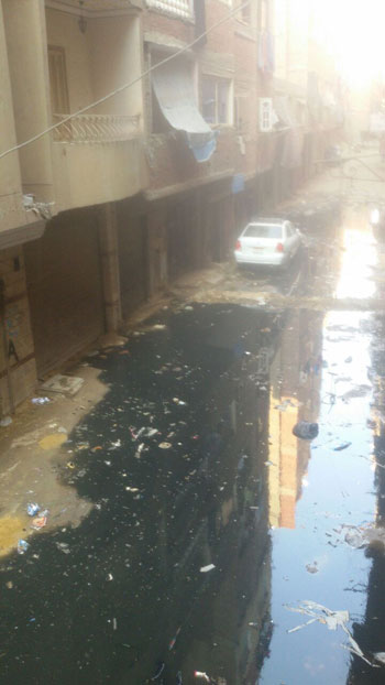قارئ يشكو غرق شارع حسين غلاب فى مياه الصرف الصحى بفيصل (4)