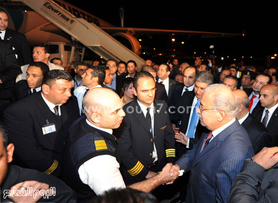 رئيس الوزراء يستقبل ركاب الطائرة المحررة عقب عودتها من قبرص (1)
