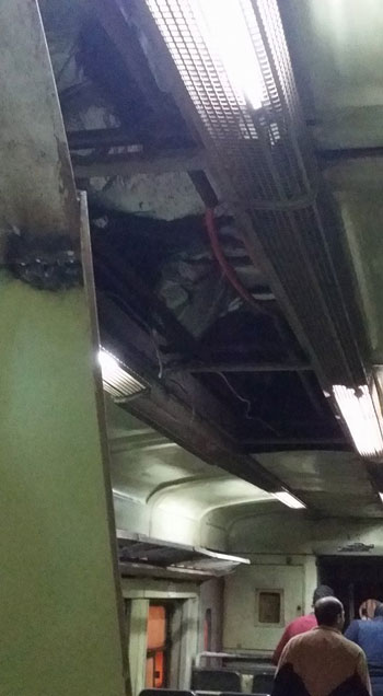 سقوط جزء من سقف أحد قطارات (3)