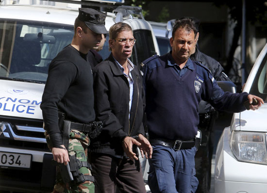 مختطف الطائرة المصرية يمثل أمام محكمة قبرص (5)
