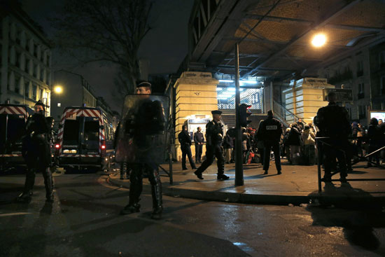 الشرطة الفرنسية تخلى مخيما للاجئين قرب محطة مترو بباريس (1)