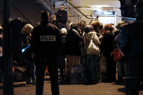 الشرطة الفرنسية تخلى مخيما للاجئين قرب محطة مترو بباريس (10)