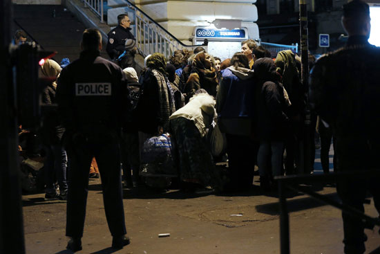 الشرطة الفرنسية تخلى مخيما للاجئين قرب محطة مترو بباريس (11)