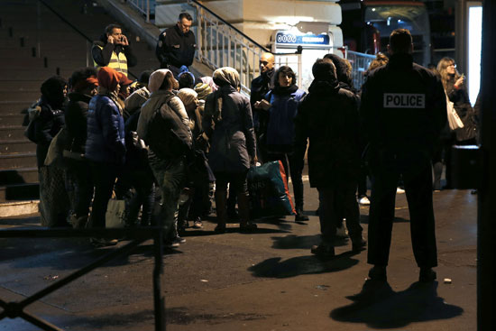 الشرطة الفرنسية تخلى مخيما للاجئين قرب محطة مترو بباريس (2)