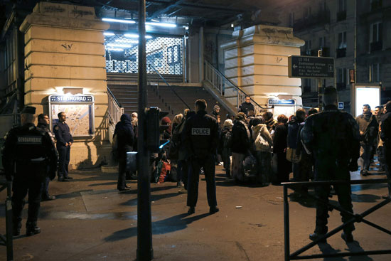 الشرطة الفرنسية تخلى مخيما للاجئين قرب محطة مترو بباريس (3)