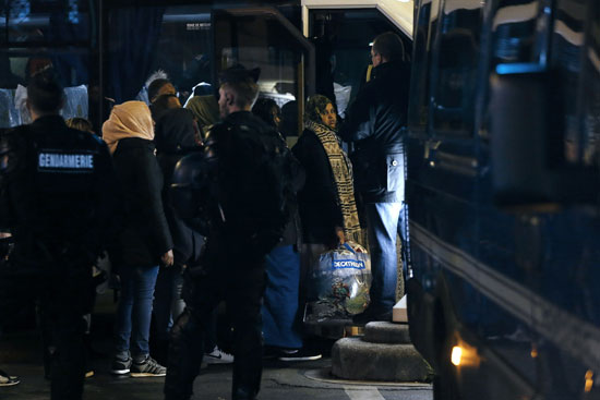 الشرطة الفرنسية تخلى مخيما للاجئين قرب محطة مترو بباريس (9)