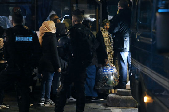 الشرطة الفرنسية تخلى مخيما للاجئين قرب محطة مترو بباريس (12)
