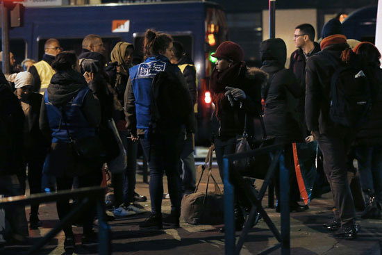 الشرطة الفرنسية تخلى مخيما للاجئين قرب محطة مترو بباريس (13)