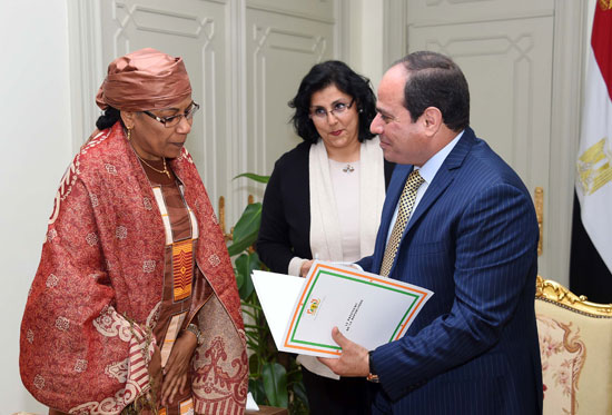 الرئيس السيسي مع وزيرة خارجية النيجر (2)