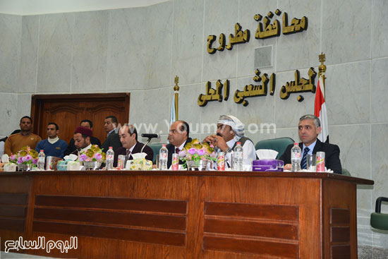  اجتماع محافظ ومدير أمن مطروح بمجلس العمد والمشايخ (1)