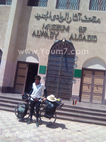 رحالة مصرى يصل الوادى الجديد قادما من القاهرة على دراجته للترويج للسياحة (3)