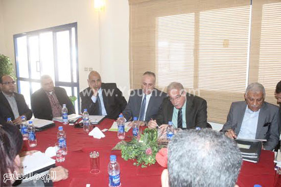 محافظ جنوب سيناء يحل 20 مشكلة متعثرة لمستثمرى شرم الشيخ (2)