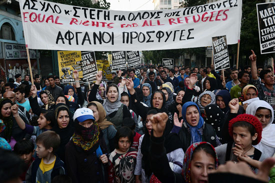 مهاجرون ولاجئون يتظاهرون فى أثينا ضد الاتفاق الأوروبى-التركى (12)