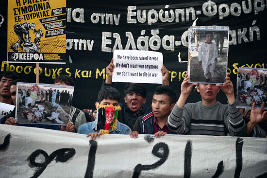 مهاجرون ولاجئون يتظاهرون فى أثينا ضد الاتفاق الأوروبى-التركى (13)