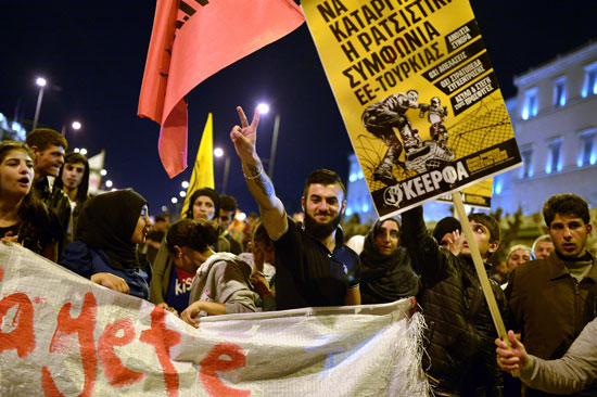 مهاجرون ولاجئون يتظاهرون فى أثينا ضد الاتفاق الأوروبى-التركى (15)