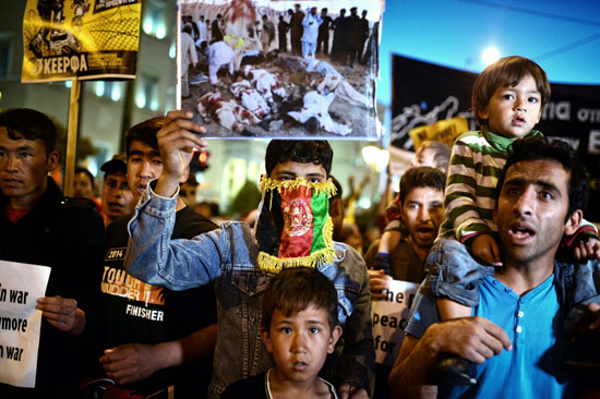 مهاجرون ولاجئون يتظاهرون فى أثينا ضد الاتفاق الأوروبى-التركى (16)