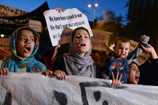 مهاجرون ولاجئون يتظاهرون فى أثينا ضد الاتفاق الأوروبى-التركى (7)