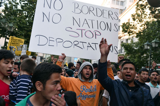 مهاجرون ولاجئون يتظاهرون فى أثينا ضد الاتفاق الأوروبى-التركى (8)