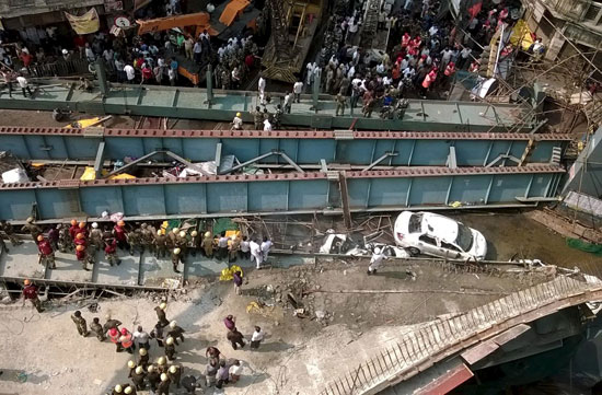 انهيار جسر كوبرى الهند  (1)
