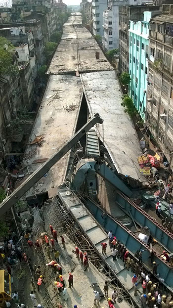 انهيار جسر كوبرى الهند  (3)