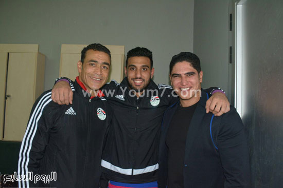  أبو هشيمة مع لاعبى المنتخب (1)