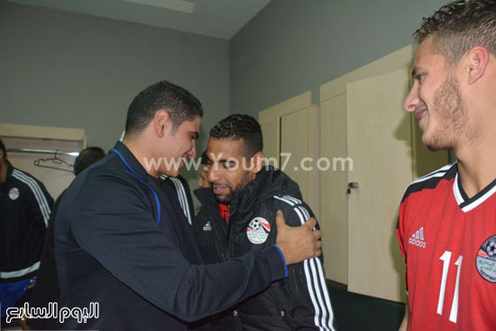  أبو هشيمة مع لاعبى المنتخب (2)