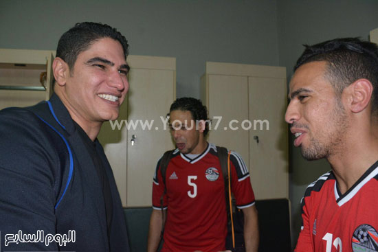  أبو هشيمة مع لاعبى المنتخب (4)