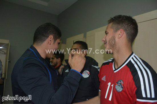  أبو هشيمة مع لاعبى المنتخب (7)